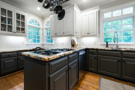Tips for Choosing Two-Tone Kitchen Cabinets
